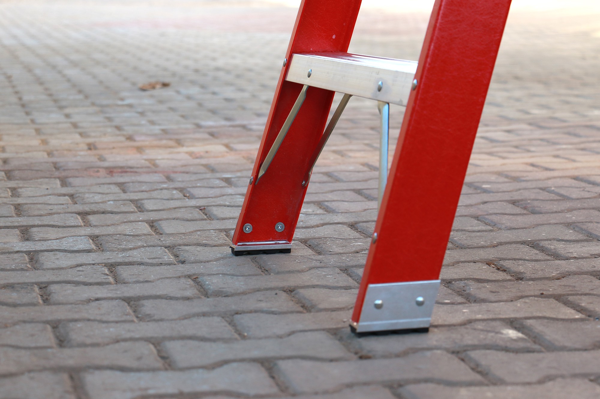 Стремянка двухсторонняя диэлектрическая Cagsan 6 ступеней (арт. BFC6) от магазина ЛесКонПром.ру