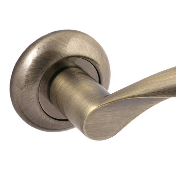 Дверные ручки Megapolis London 0820 бронза от магазина ЛесКонПром.ру