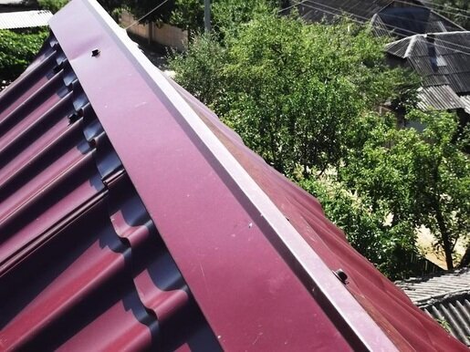 Планка конька плоского GRAND LINE 130х30х130х0,45 мм PE-foil RAL 3005 от магазина ЛесКонПром.ру