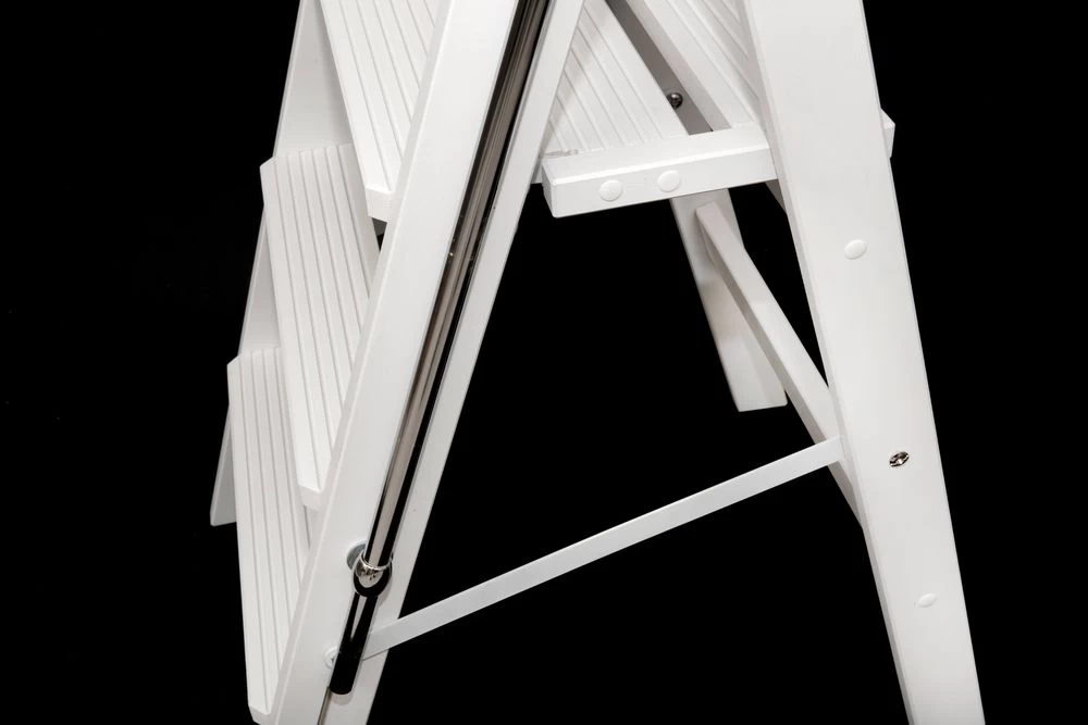 Стремянка деревянная Hoz-Block Серж 3 ступени Белая (арт. СДР-3Б) от магазина ЛесКонПром.ру