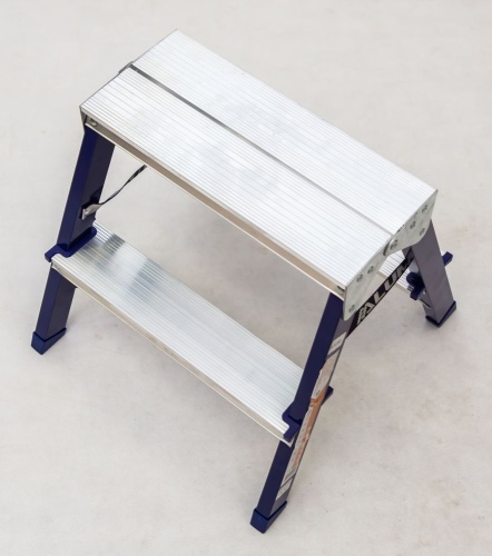 Стремянка стальная  двухсторонняя  с алюминиевыми ступенями АЛЮМЕТ  2 ступени (арт. MD8202) от магазина ЛесКонПром.ру