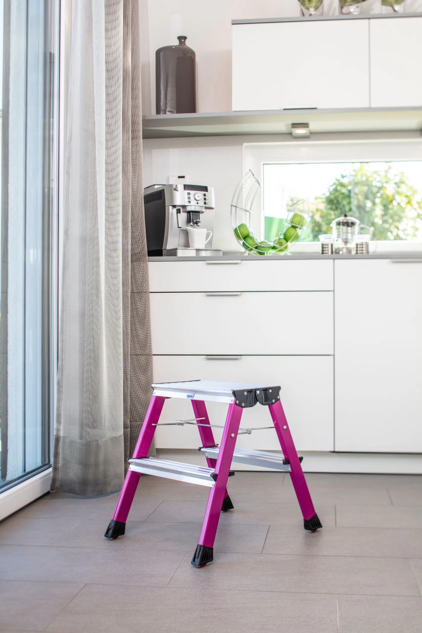 Стремянка алюминиевая двухсторонняя Krause Rolly 2х2 ступени розовая (арт.130136) от магазина ЛесКонПром.ру