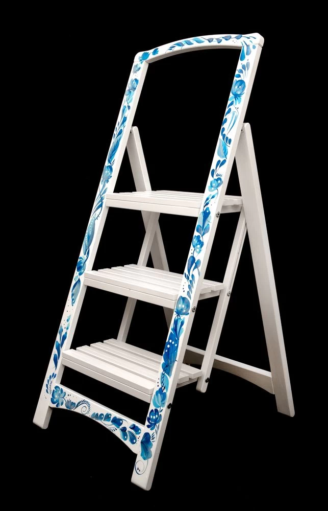 Стремянка деревянная с широкими ступенями Hoz-Block Микки 3 ступени Гжель (арт. СДМ-3Г) от магазина ЛесКонПром.ру