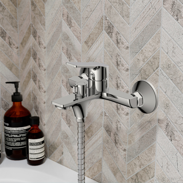 Смеситель для ванны Milardo Note с длинным изливом от магазина ЛесКонПром.ру