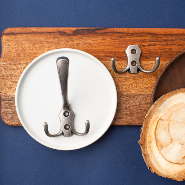 Крючок мебельный KERRON 0020 старинный черненый цинк от магазина ЛесКонПром.ру