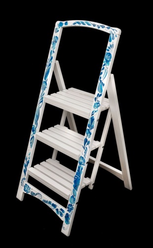 Стремянка деревянная с широкими ступенями Hoz-Block Микки 3 ступени Гжель (арт. СДМ-3Г) от магазина ЛесКонПром.ру