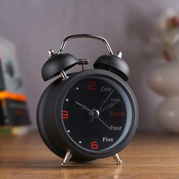 Часы-будильник One, two черные от магазина ЛесКонПром.ру