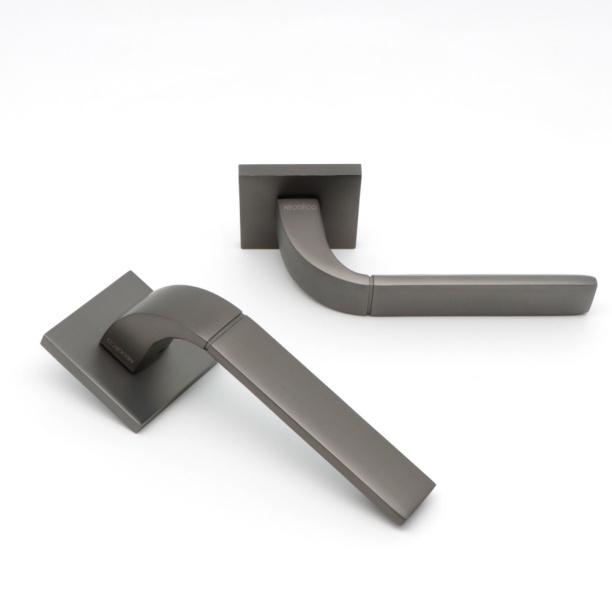 Ручки дверные NEODECO Waterfall EN графит от магазина ЛесКонПром.ру