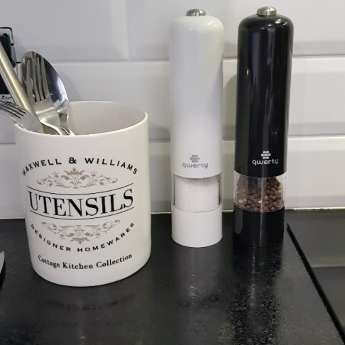 Перцемолка электрическая 5х23 см белая от магазина ЛесКонПром.ру