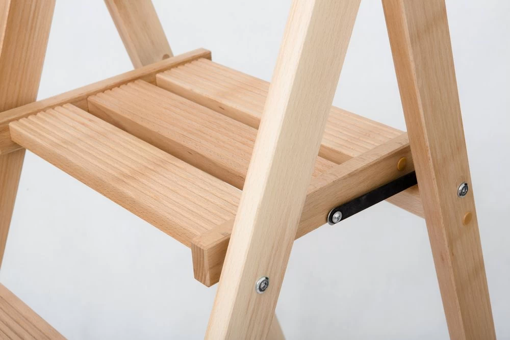 Стремянка деревянная Hoz-Block Батя 4 ступени Светлая (арт. СДБ-4С) от магазина ЛесКонПром.ру