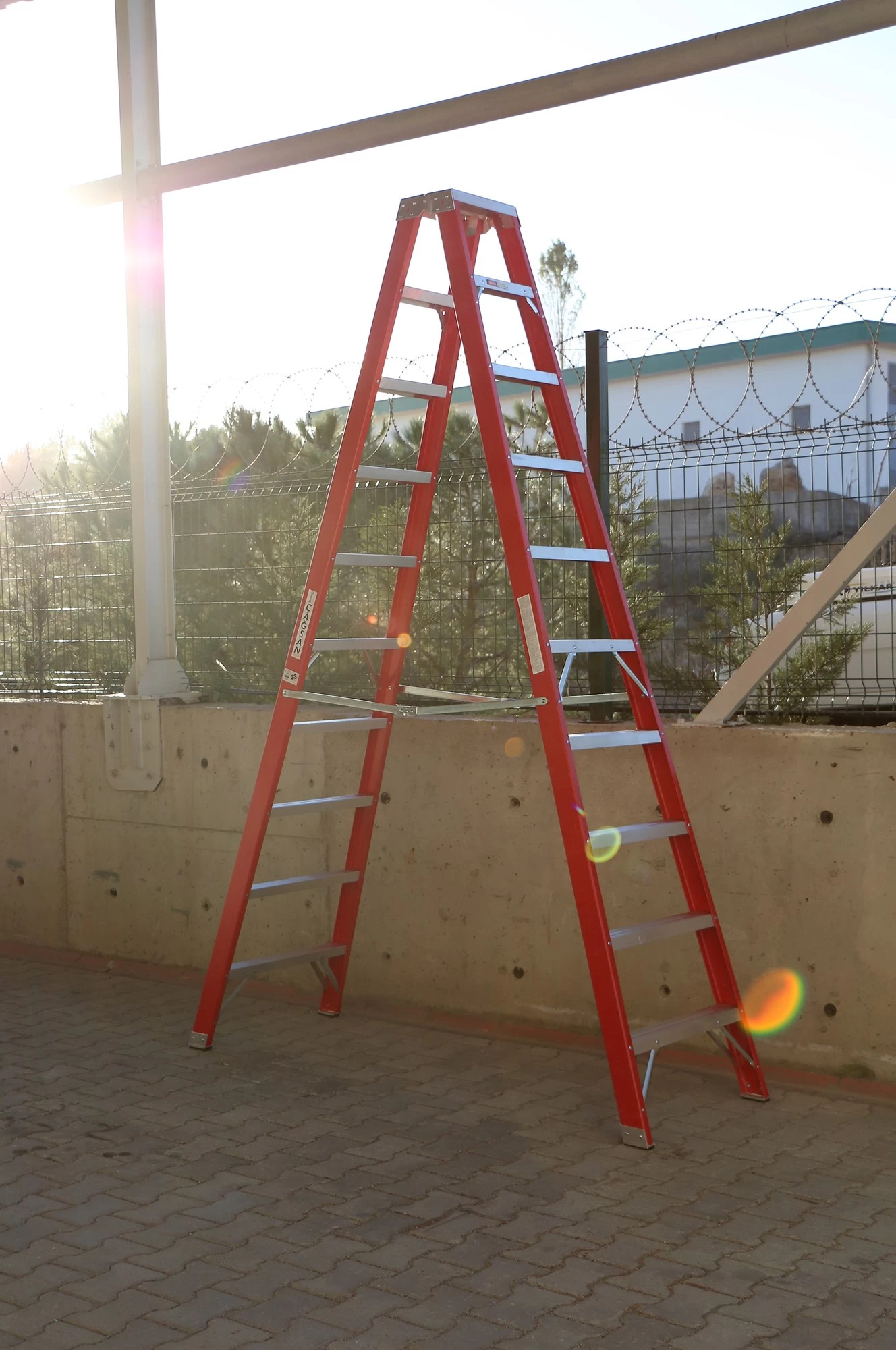 Стремянка двухсторонняя диэлектрическая Cagsan 8 ступеней (арт. BFC8) от магазина ЛесКонПром.ру